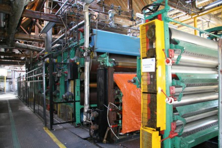 Fourdrinier paper machine in the Frogmore papermaking museum. Photo Chris Allen (Geograph Britain and Ireland, Wikimedia).
