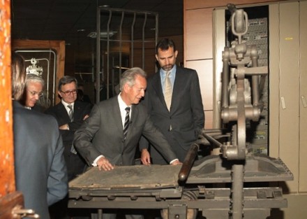 Prince listing to the explanations Alzamora Group president during his visit to the Museum