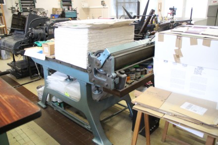 Vue générale de l'atelier d'imprimerie de M. Frédéric Tachot montrant plusieurs machines et piles de papier.